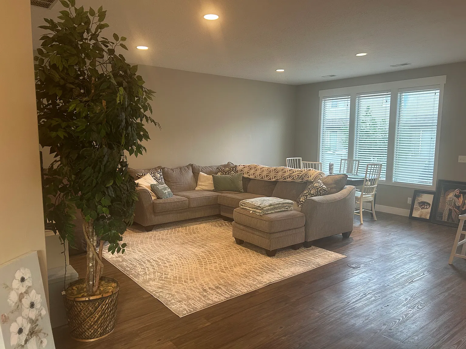 3 bed, 2.5 bath, 1985 sqft, $1,000 — Photo 3