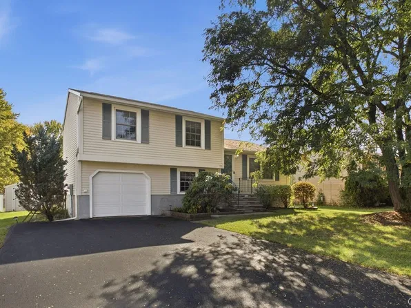 7393 Oakpost Rd, Liverpool, NY 13088
