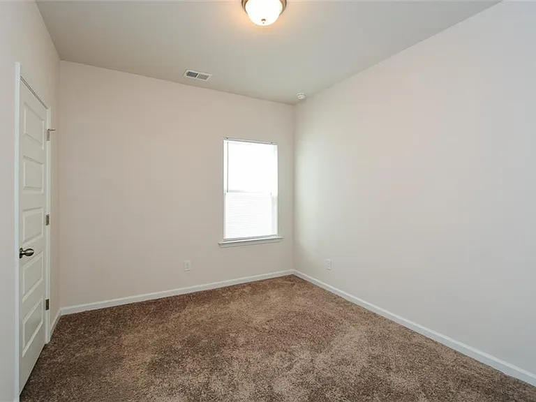 350 Cranston Dr — Photo 40