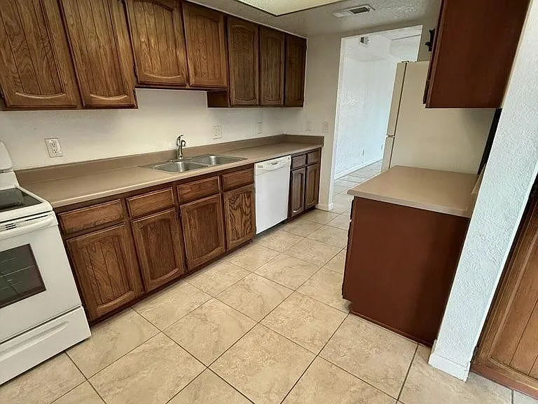 1510 E 26th Ln #2 — Photo 5