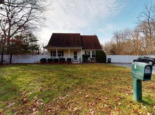 4 Pinegrove Ave, Medford, NY 11763