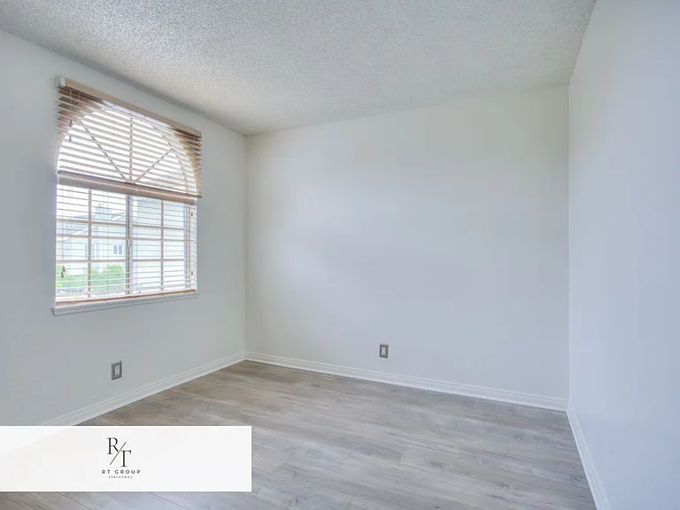 13006 Parkview Dr — Photo 32