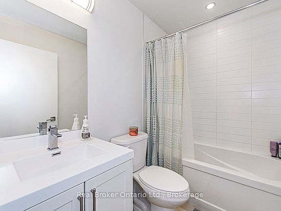 4th image of 2081 Fairview St #611