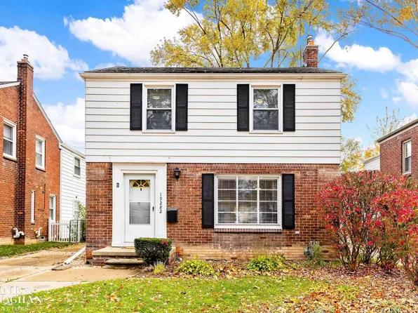 19282 Raymond St, Grosse Pointe Woods, MI 48236