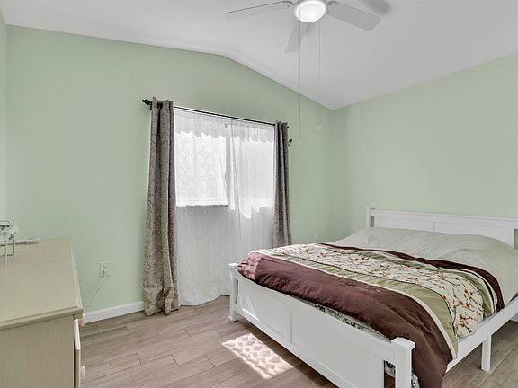 4th image of 113 Old Oak Dr Unit B