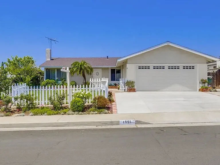 4651 Avenida Del Este — Photo 1