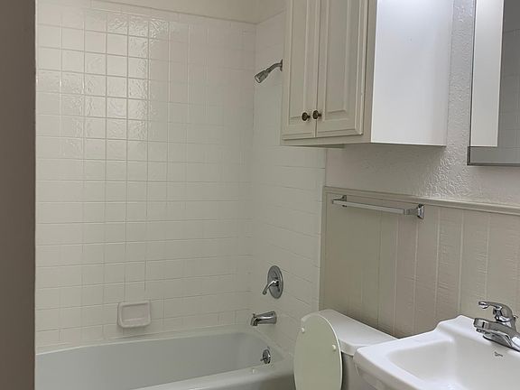 4th image of 926 S Crockett Dr