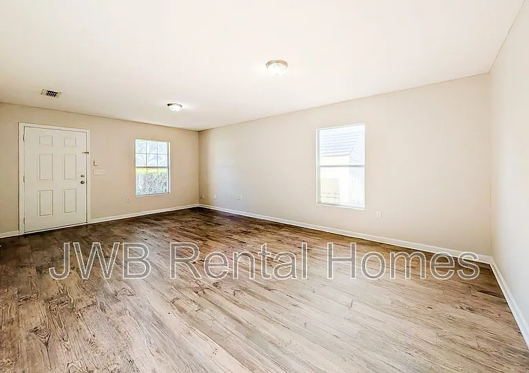 8410 Maple St — Photo 3