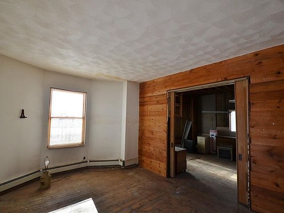 5th image of 521 Essex St