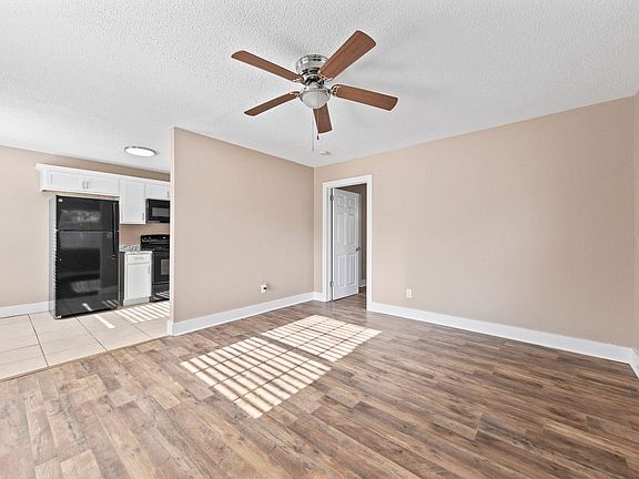 4th image of 718 Eglin Pkwy NE APT 4