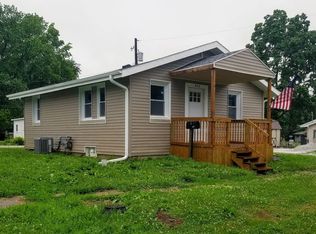 303 Walnut St, Mount Sterling, IL 62353