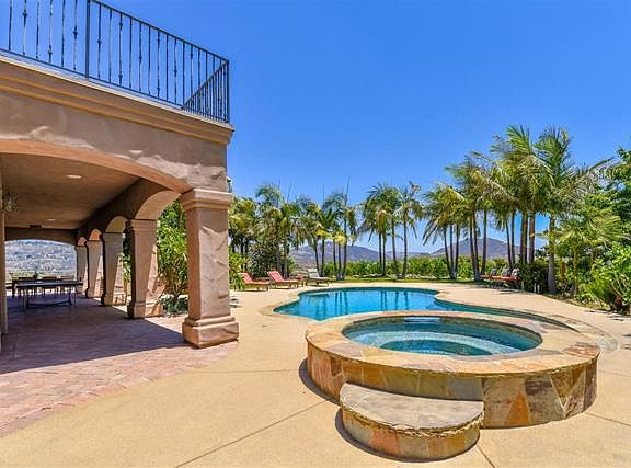 Custom pool/spa