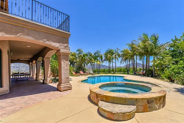 Custom pool/spa - 4286 Victoria Ln