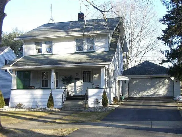 92 Chambers Ave photo 1
