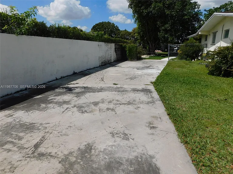 6700 SW 97th Ave — Photo 4