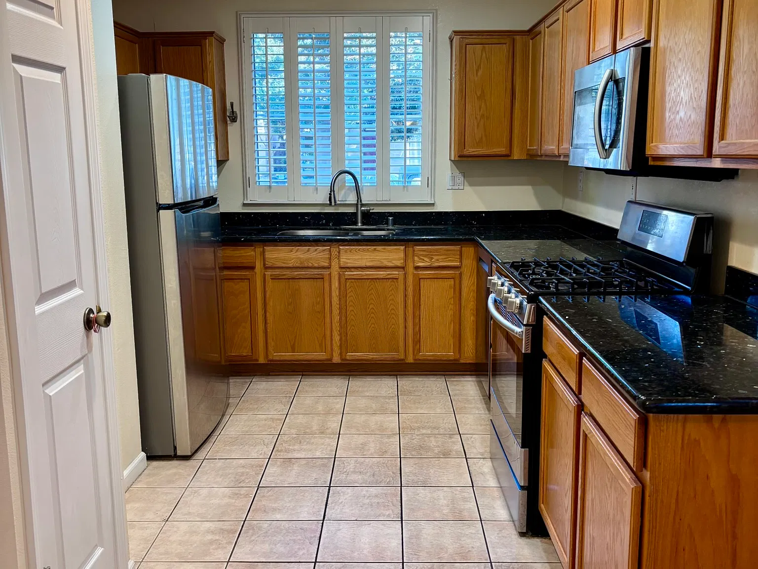 3 bed, 2.5 bath, 1338 sqft, $4,100 — Photo 4