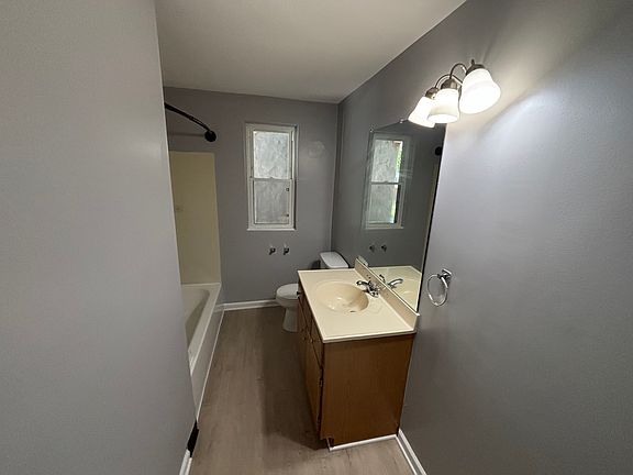 5th image of 370 W Commercial St APT 1