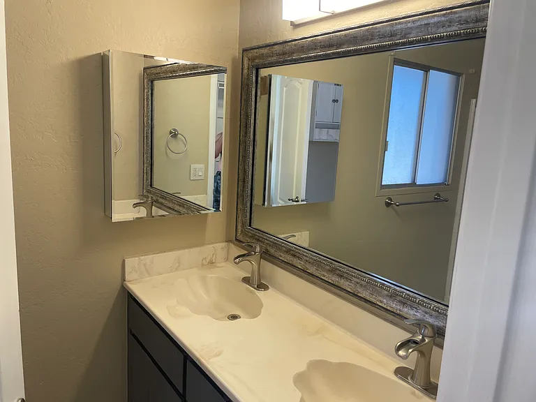 Master bath
w 2 sinks, shower and toilet