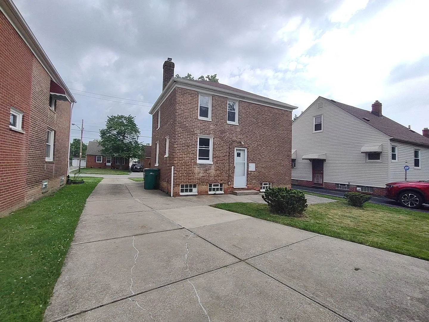 18616 Waterbury Ave photo 1