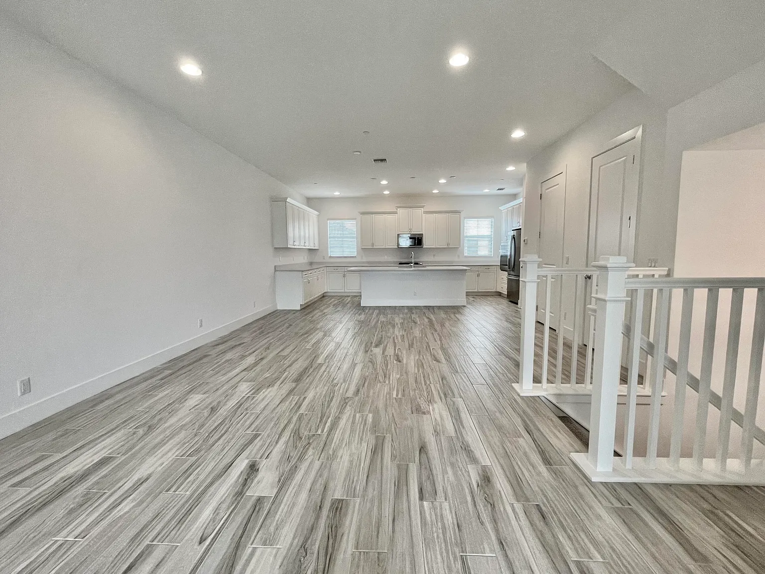 4 bed, 3.5 bath, 2252 sqft, $5,400 — Photo 3