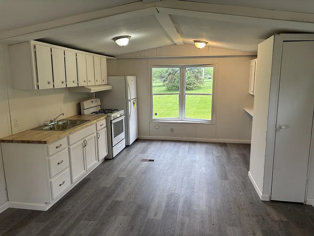 3 bed, 2.0 bath, 1128 sqft, $1,100 — Photo 2