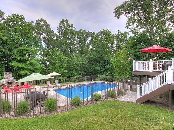 3rd image of 48 Laura Ln