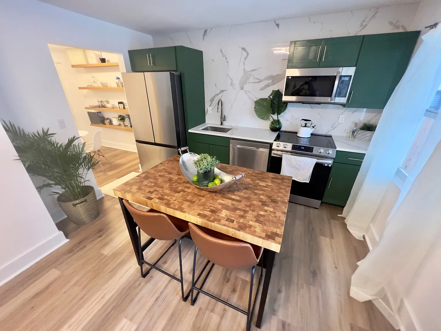 3 bed, 1018 sqft, $2,700 — Photo 2