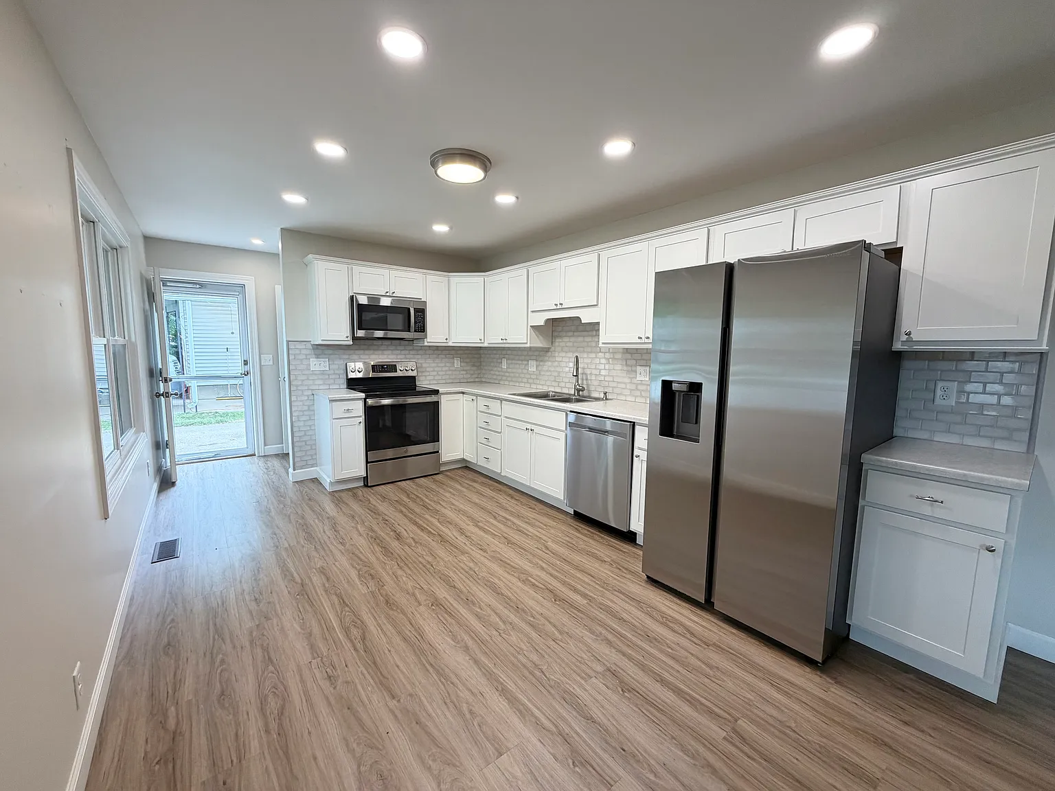 3 bed, 1252 sqft, $1,900 — Photo 4