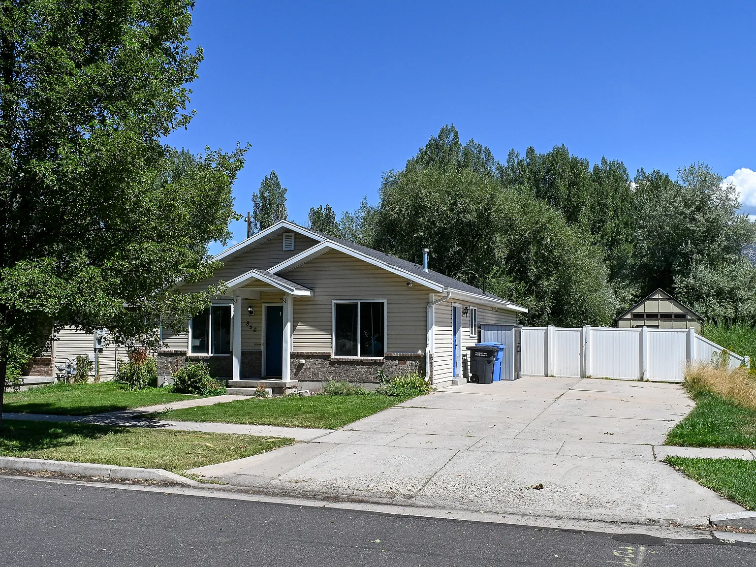 3 bed, 2.0 bath, 1157 sqft, $1,900 — Photo 2