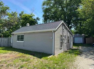 1207 1/2 S 12th St, Pekin, IL 61554