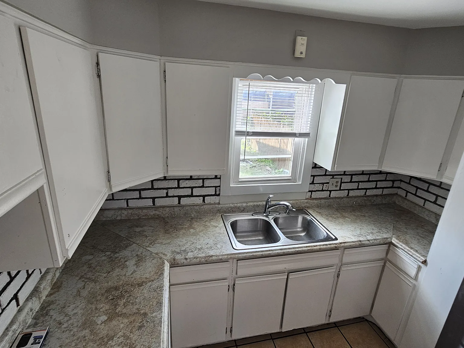 3 bed, 900 sqft, $1,325 — Photo 4