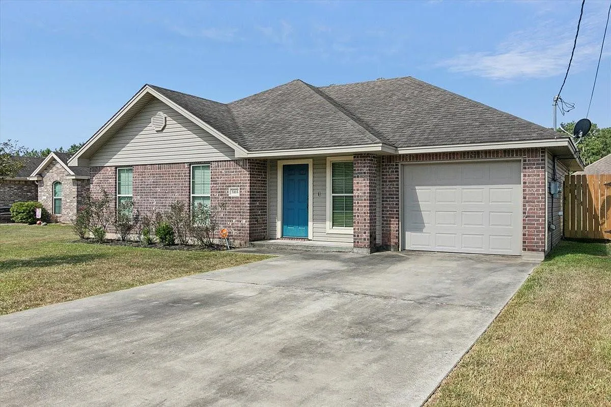 3 bed, 2.0 bath, 1095 sqft, $1,795 — Photo 1