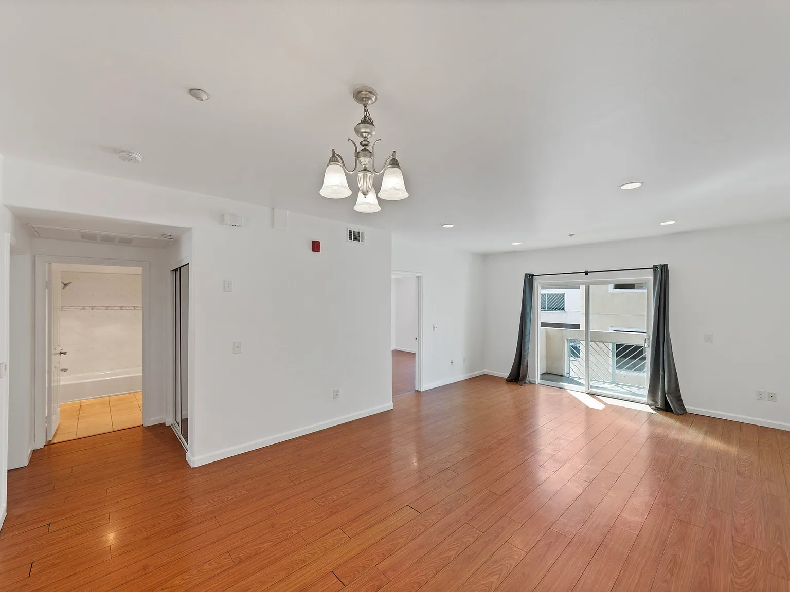 2 bed, 979 sqft, $2,700 — Photo 3