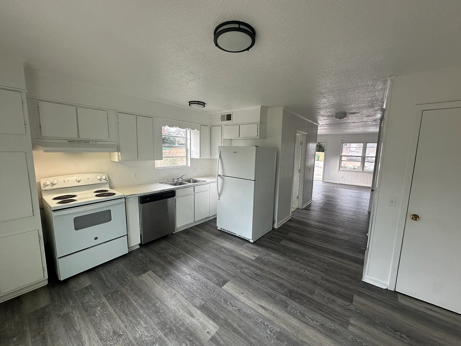 2 bed, 1.5 bath, 100 sqft, $895 — Photo 4