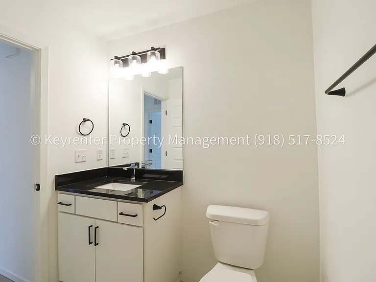 2908 S Redwood Ave — Photo 33