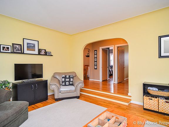 4th image of 935 Ellsmere St NE
