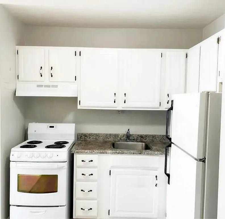 Courtview Suites — Photo 4