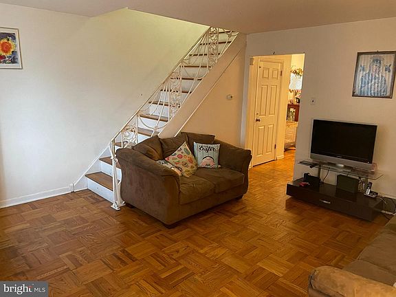 5th image of 2130 Devereaux Ave