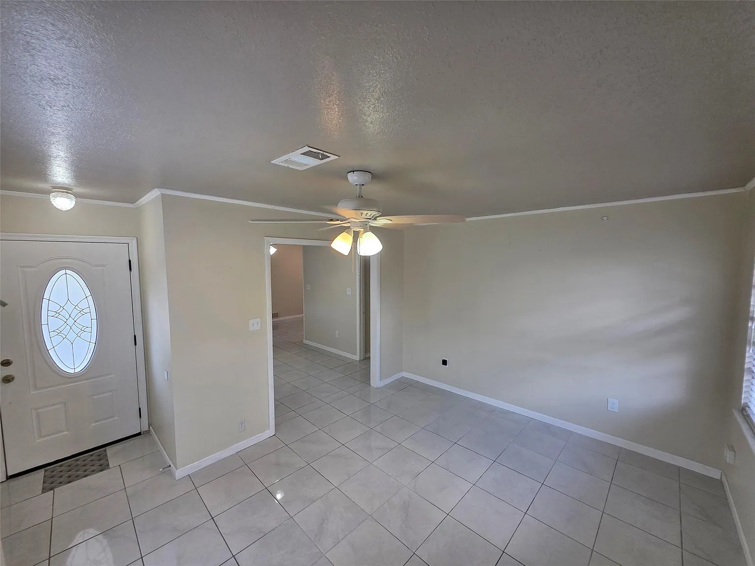 3 bed, 2.0 bath, 1611 sqft, $1,895 — Photo 2