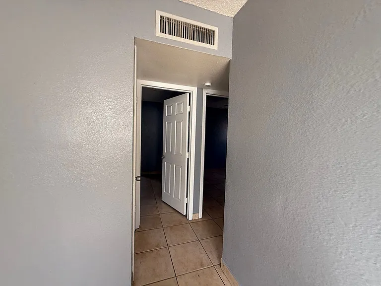 5123 N 28th Dr — Photo 8
