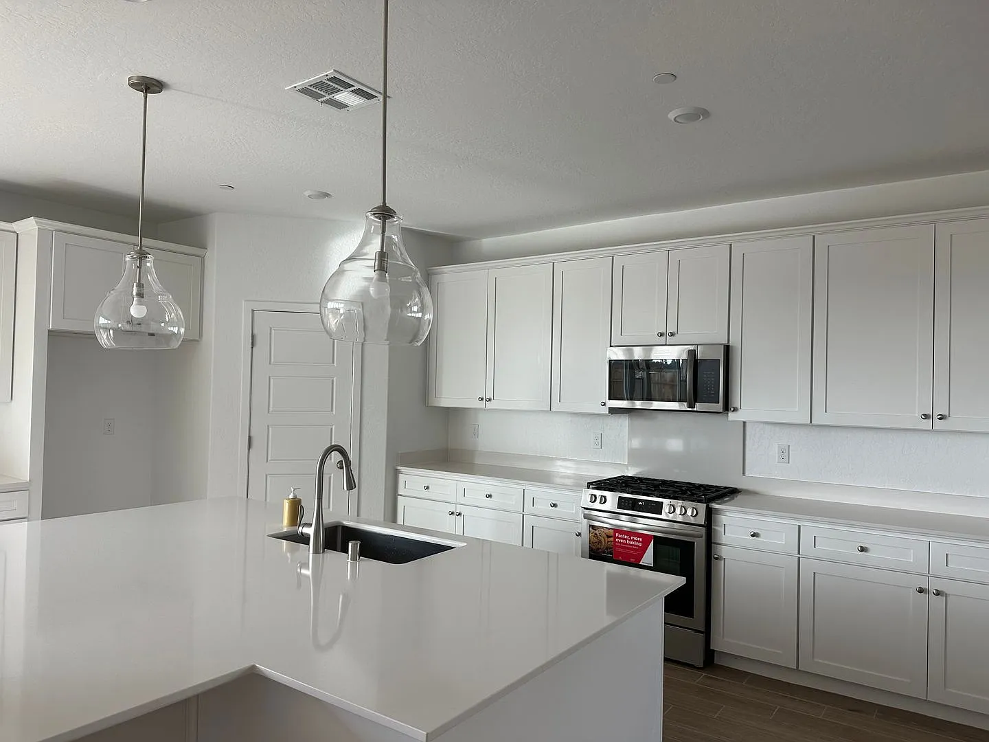 Brand new home in desirable neighborhood — Photo 3