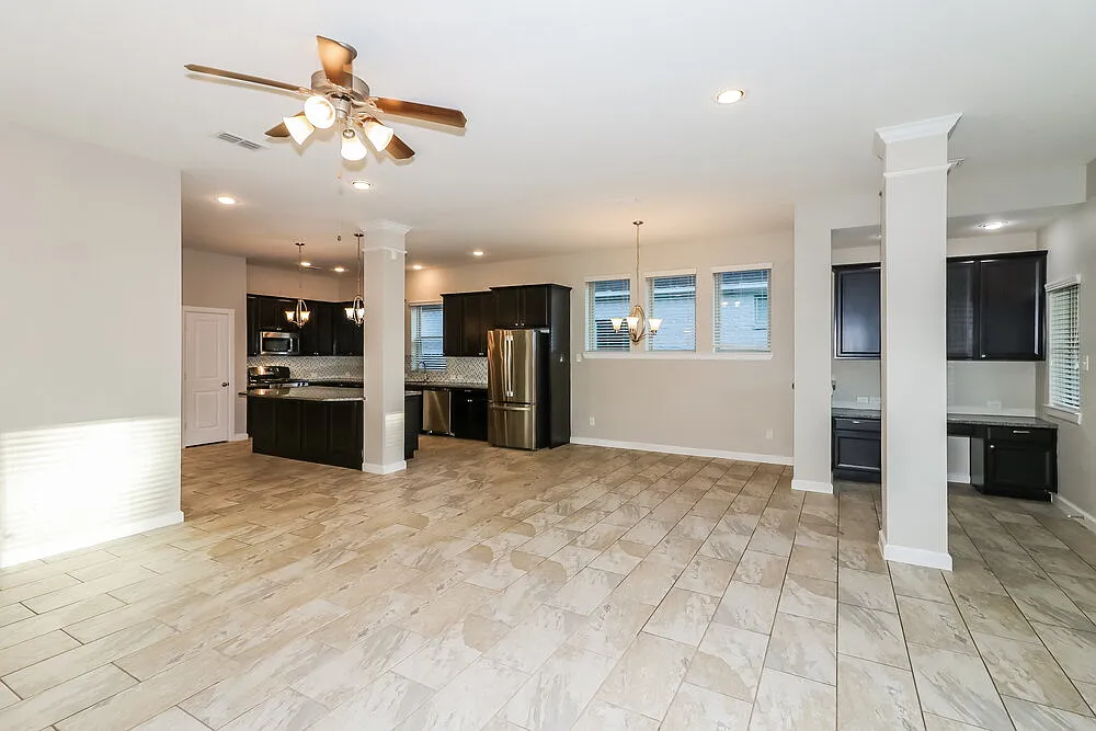 4 bed, 3.0 bath, 2375 sqft, $2,425 — Photo 3
