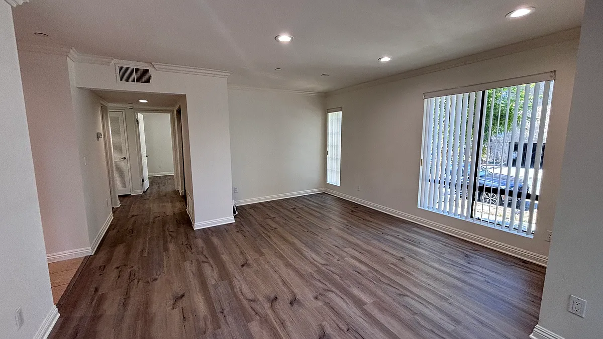 Living area - 334 E Fairview Ave #1