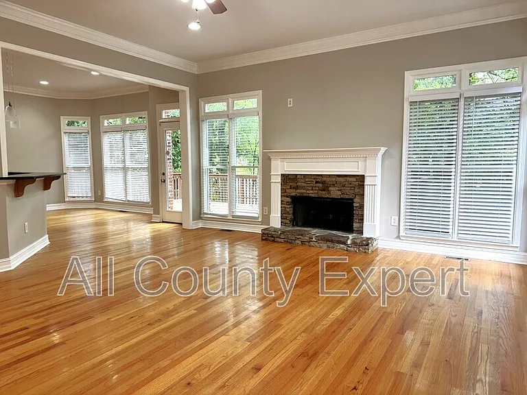 889 Lenox Ct NE — Photo 4