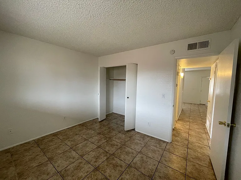 2 Bedroom And 1 Bath Triplex! **Move In Special** — Photo 12