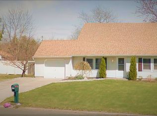 5 Woodbrook Dr, Ridge, NY 11961