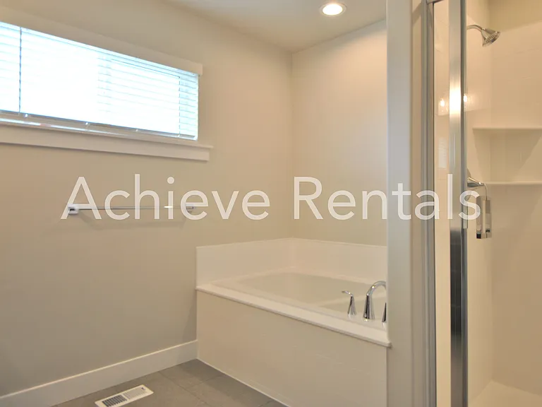 2207 S 1090 E — Photo 11
