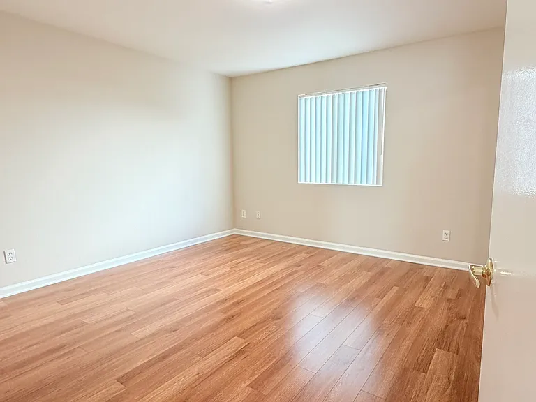 615 W Milford St — Photo 13