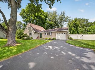 26 Apple Tree Ln, Liverpool, NY 13090