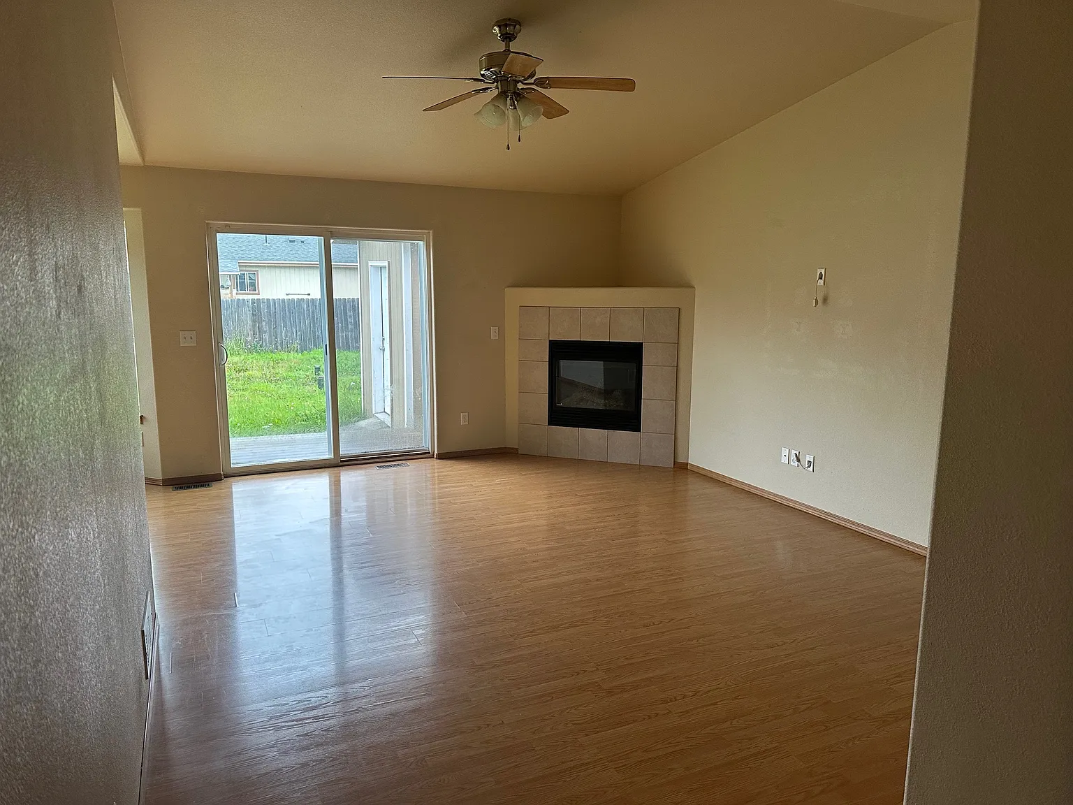 3 bed, 1088 sqft, $2,400 — Photo 2